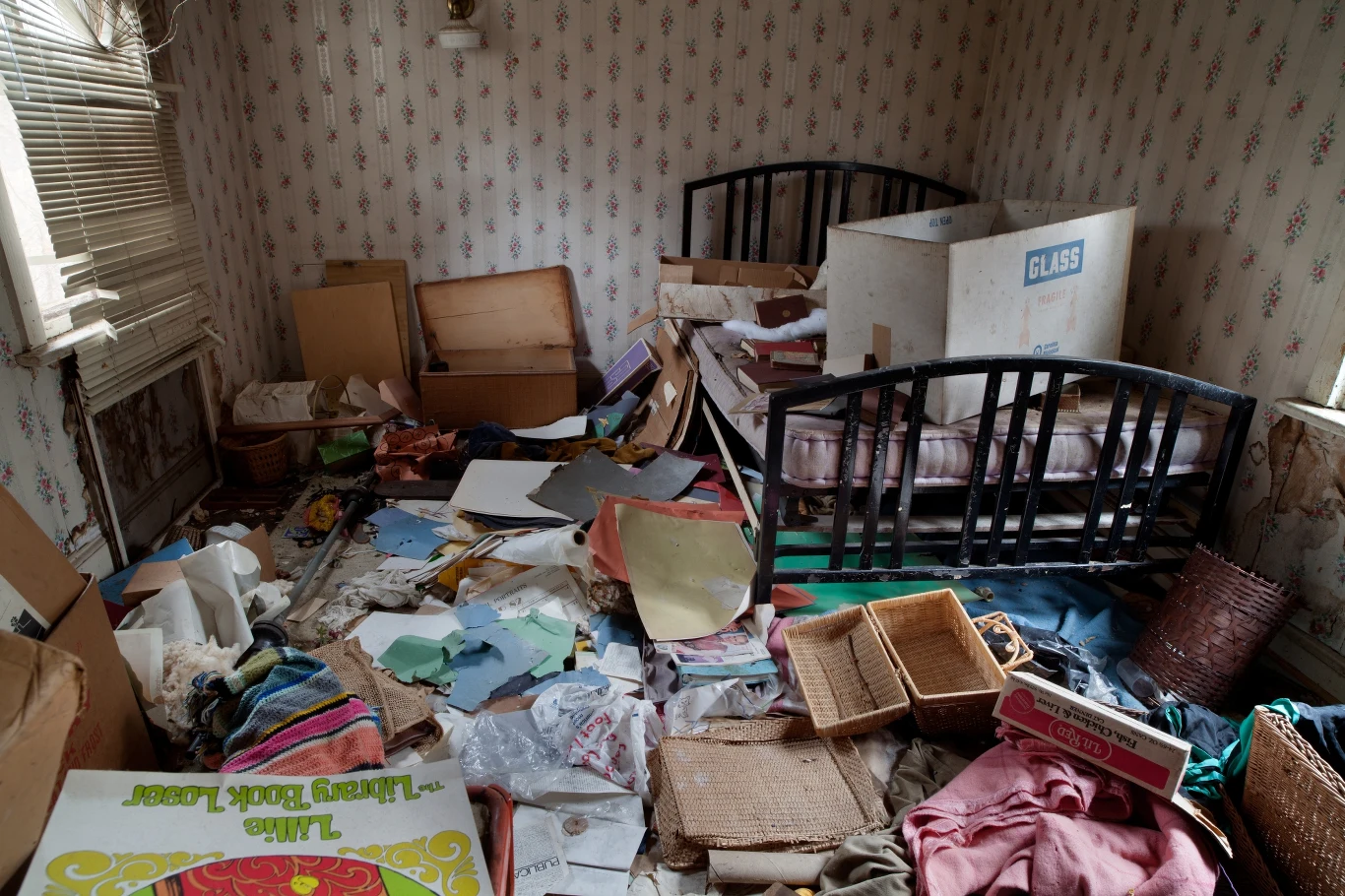 "Wówczas właśnie uświadomił sobie, że sięgnął dna. Gdy spojrzał w lustro, poczuł obrzydzenie do tego, co zobaczył" "Wówczas właśnie uświadomił sobie, że sięgnął dna. Gdy spojrzał w lustro, poczuł obrzydzenie do tego, co zobaczył"