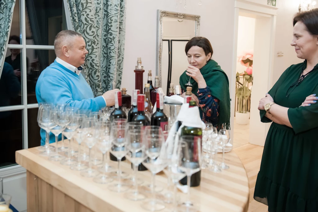 Bogdan Talarek - właściciel Talaria Resort&Spa niezwykle ciekawie opowiada o historii obiektu i planach na przyszłość, a także z dumą prezentuje nalewki by Talaria. Bogdan Talarek - właściciel Talaria Resort&Spa niezwykle ciekawie opowiada o historii obiektu i planach na przyszłość, a także z dumą prezentuje nalewki by Talaria.