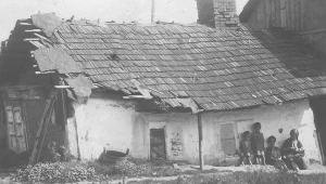 Widok zewnętrzny walącego się domu bezrobotnych mieszkańców Borysławia.