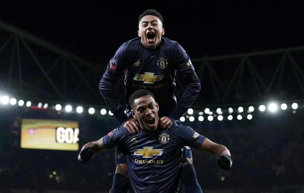 Anthony Martial i Jesse Lingard (u góry) triumfują Anthony Martial i Jesse Lingard (u góry) triumfują