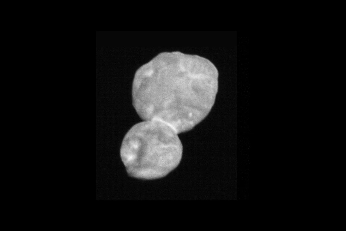Obraz 2014 MU69 wykonany na około 30 minut przed największym zbliżeniem, z odległości około 20 tys. kilometrów od planetoidy 