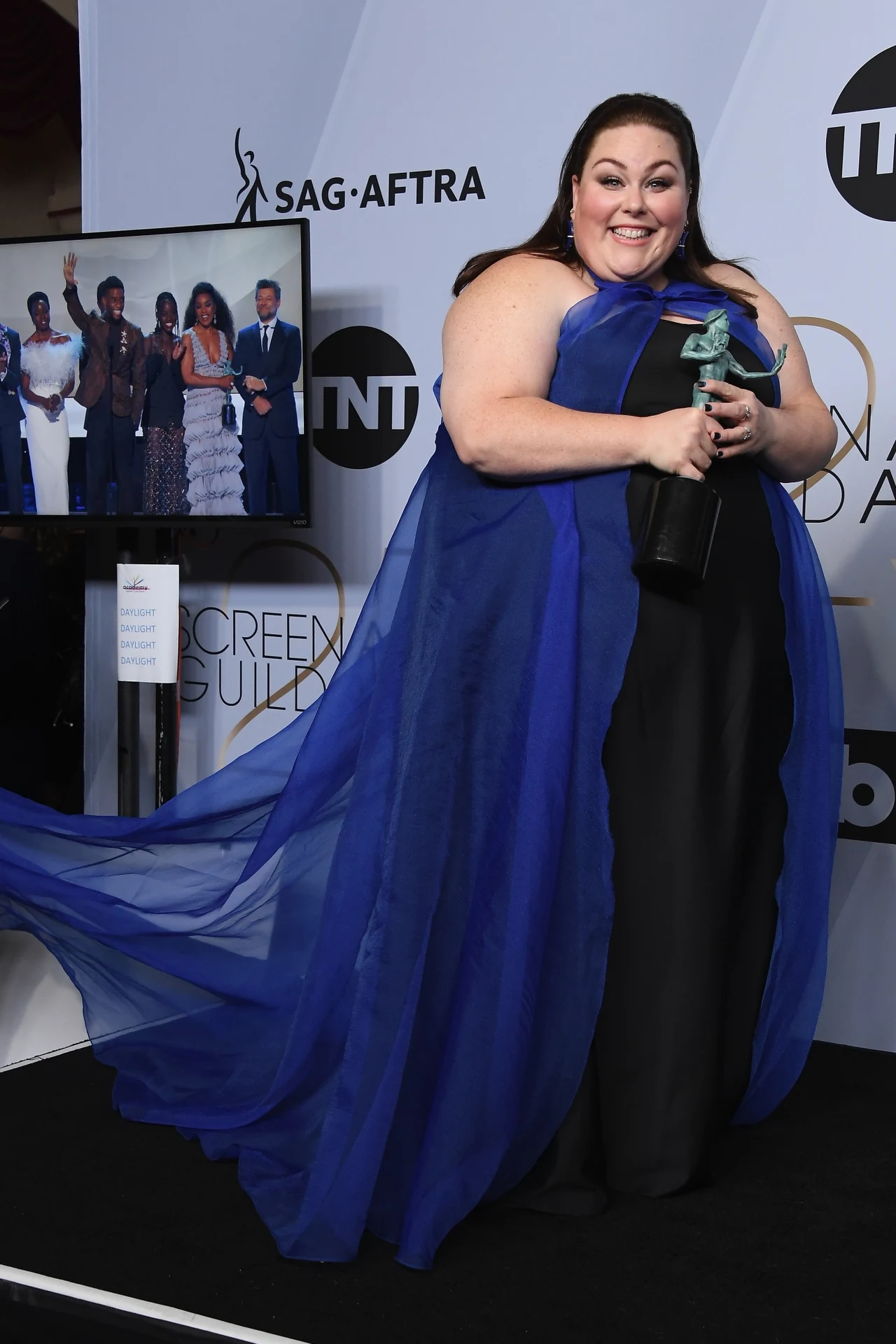 Chrissy Metz pozuje ze statuetką Chrissy Metz pozuje ze statuetką