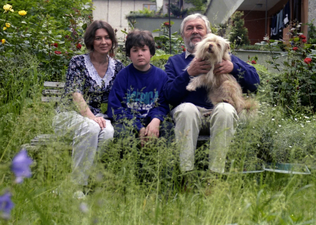 Elżbieta Bińczycka i Jerzy Bińczycki z synem Janem, 1994 r. fot. Bohdan Majewski