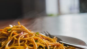 Makaron chow mein z mięsem i warzywami