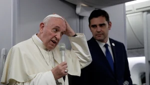 Papież Franciszek podczas rozmowy z dziennikarzami