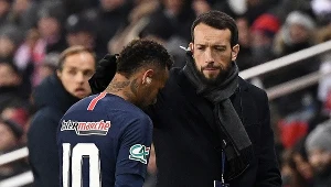 Neymar schodzi z boiska z kontuzją