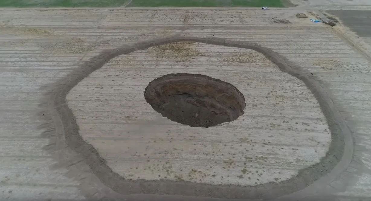 W Iranie powstały gigantyczne kratery W Iranie powstały gigantyczne kratery