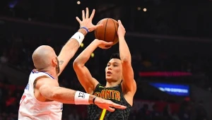 Marcin Gortat próbuje zablokować Jeremy'ego Lina z Atlanty Hawks