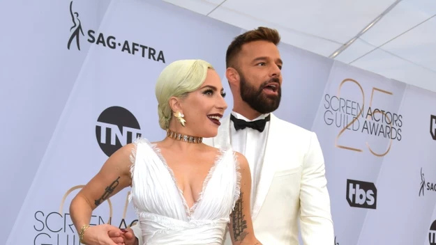 Lady Gaga na imprezie pojawiła się w kreacji Diora z kolekcji haute couture. Jak szybko zorientował się serwis Buzzfeed wokalistka ubrała suknię, która jeszcze 21 stycznia była prezentowana na Paryskim Tygodniu Mody. Na zdjęciu z Rickym Martinem.