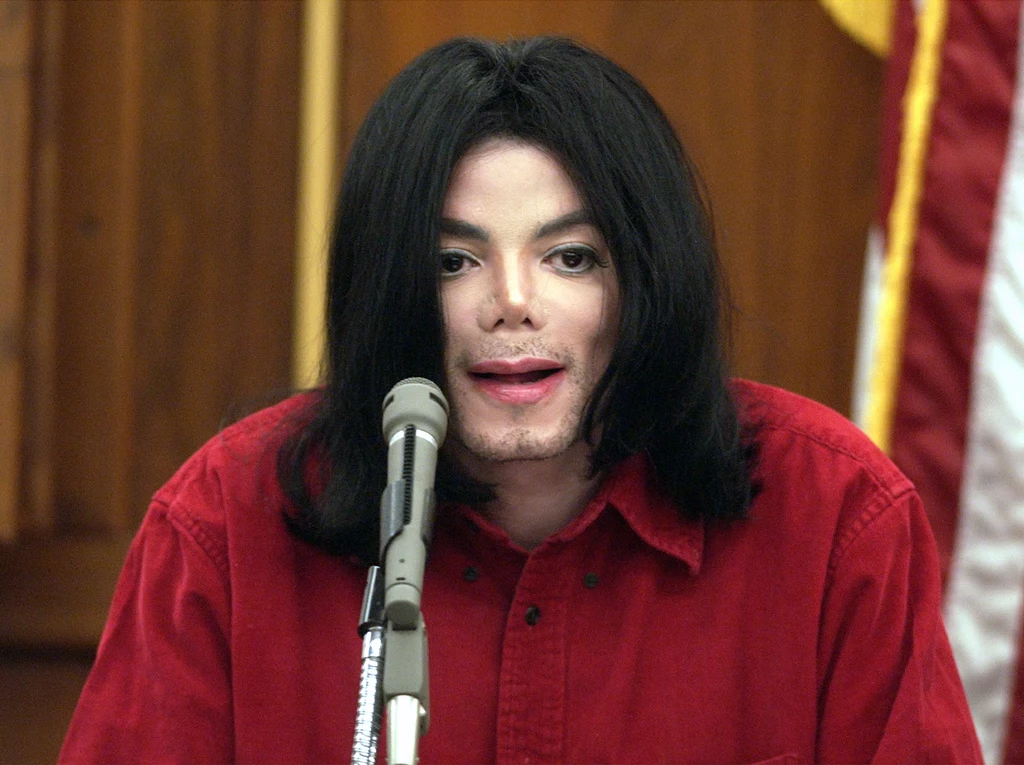 Michael Jackson podczas procesu w 2005 roku Michael Jackson podczas procesu w 2005 roku