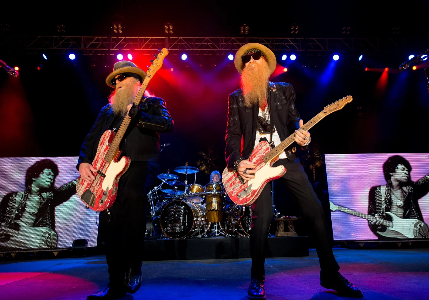 Dzięki swojemu wyglądowi gitarzyści, kiedy występowali w filmie "Powrót do przyszłości 3", jako kapela country grającą na zabawie na Dzikim Zachodzie, nie potrzebowali charakteryzacji.