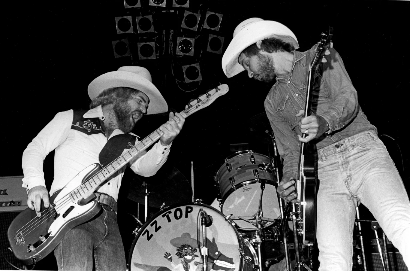 Członkowie ZZ Top tworzyli przed 1970 rokiem dwa konkurencyjne wobec siebie zespoły. Gitarzysta Billy Gibbons współtworzył The Moving Sidewalks, a basista Dusty Hill i perkusista Frank Beard grali w American Blues.