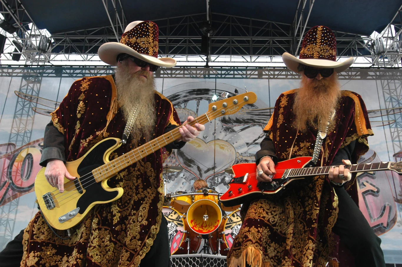 Gitarzyści, podsumowując swoje 50 lat stwierdzili, że w zasadzie nic się nie zmieniło, robią nadal swoje, tylko urosły im trochę brody.