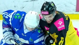 Hokeista Tauronu KH GKS Katowice Patryk Krężołek (z prawej) i Mateusz Adamus z Unii Oświęcim