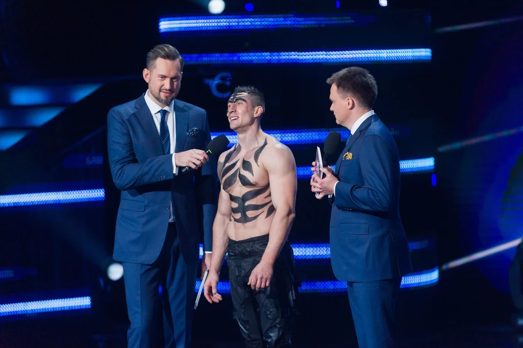 Patryk Niekłań w finale "Mam talent" z prowadzącymi: Marcinem Prokopem i Szymonem Hołownią