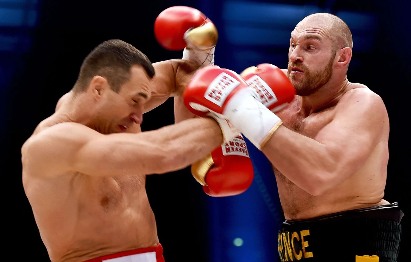 Władymir Kliczko (z lewej) i Tyson Fury