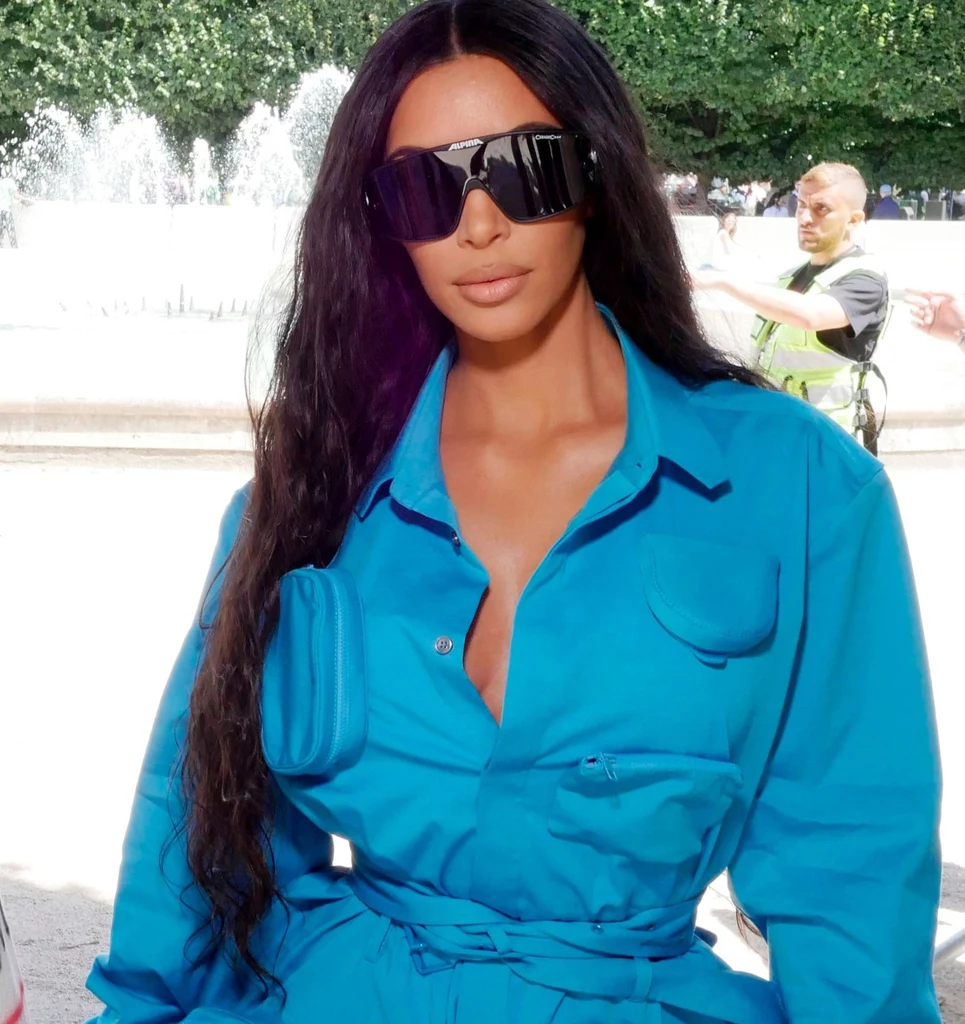 Kim Kardashian pojawiła się na pokazie Louis Vuitton w kolarskich okularach przeciwsłonecznych