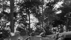 1. Dywizja Pancerna - ćwiczenia przed inwazją na kontynent. U góry od lewej: gen. Stanisław Maczek