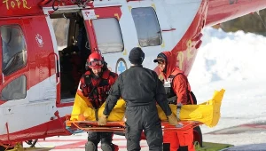 Transport rannych śmigłowcem TOPR do jednego z krakowskich szpitali