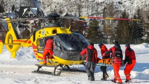 Ratownicy przetransportowali poszkodowanego ze złamaną nogą na pokładzie śmigłowca do zakopiańskiego szpitala (zdjęcie ilustracyjne)