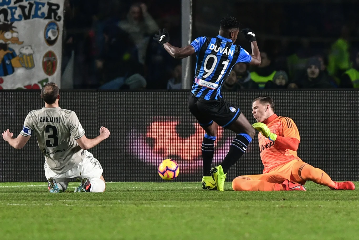 Duvan Zapata w ataku na bramkę Wojciecha Szczęsnego