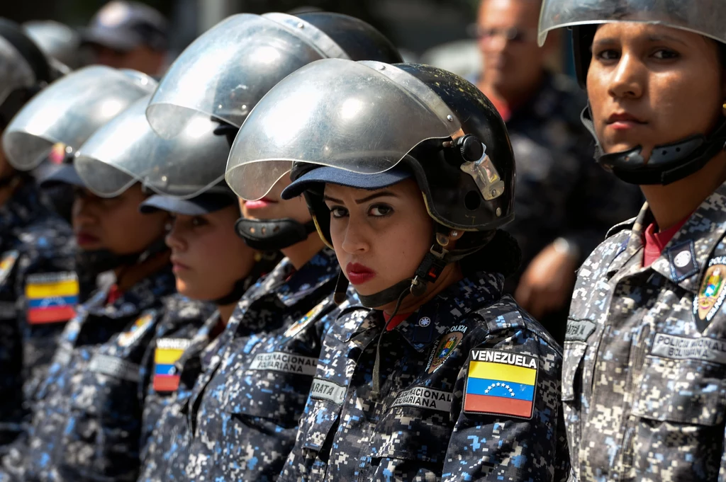 Policja podczas starć z manifestantami w stolicy Wenezueli - Caracas Policja podczas starć z manifestantami w stolicy Wenezueli - Caracas