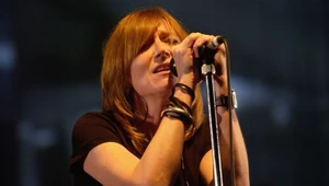 Wokalistka Portishead Beth Gibbons z płytą, na której śpiewa po polsku 