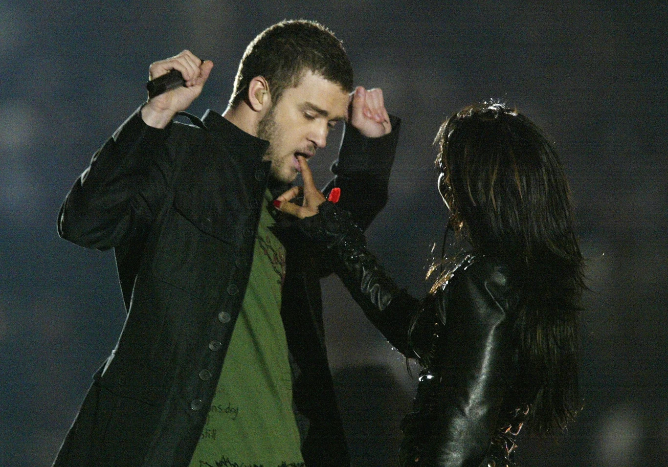 Justin Timberlake wyraził skruchę po tym, co się stało i przyznał, że nie było jego intencją odsłonięcie piersi swojej koleżanki. Gwiazdor zdecydowanie odciął się od Jackson, czego żałował kilka lat później. "Mogłem mocniej wspierać Janet. Nie żałuję, że przepraszałem, ale cała krytyka spadła wtedy na nią" - wspominał w rozmowie z Entertainment Tonight.