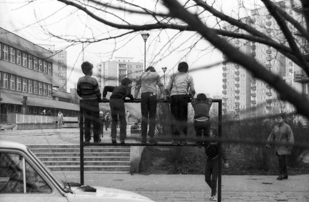 Dzieci na osiedlowym trzepaku, 1988, autor: Elzbieta Oyrzanowska