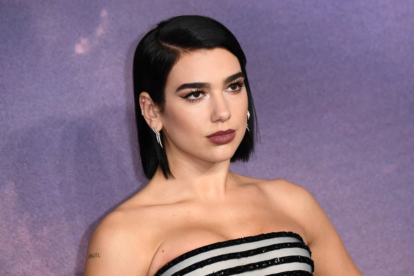 Dua Lipa zdobyła dwie nominacje do Grammy, w kategorii najlepszy nowy artysta oraz najlepsze nagranie dance (piosenka "Electricity" nagrana z duetem Silk City czyli Diplo i Markiem Ronsonem) Czytaj więcej na https://muzyka.interia.pl/wiadomosci/news-bebe-rexha-i-dua-lipa-nominowane-do-grammy-juz-wygralysmy,nId,2722900#utm_source=paste&utm_medium=paste&utm_campaign=firefox