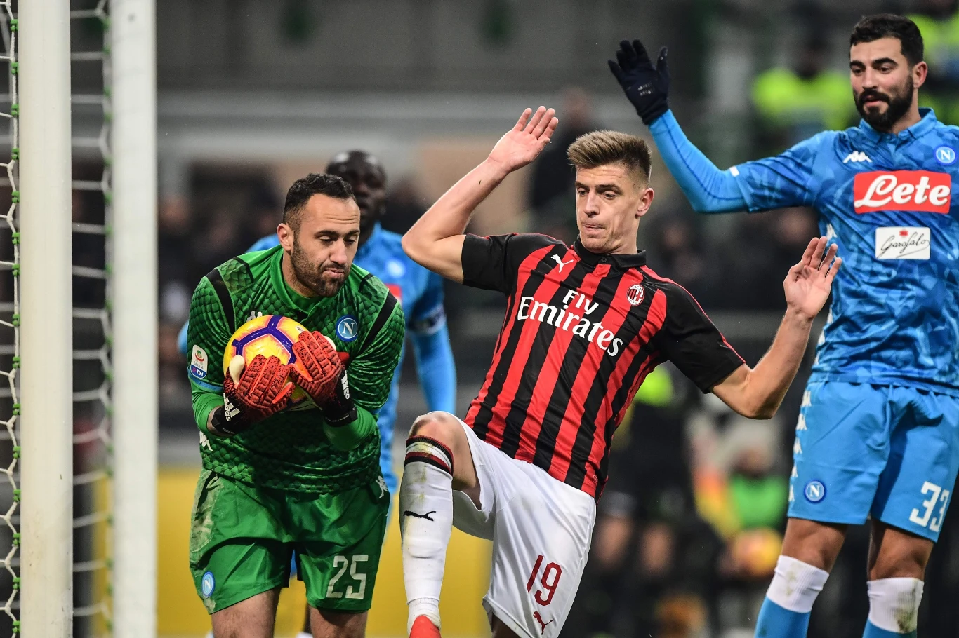 Krzysztof Piątek (atakuje bramkę Davida Ospiny z Napoli) zyskuje popularność nawet w odległej Japonii. Krzysztof Piątek (atakuje bramkę Davida Ospiny z Napoli) zyskuje popularność nawet w odległej Japonii.