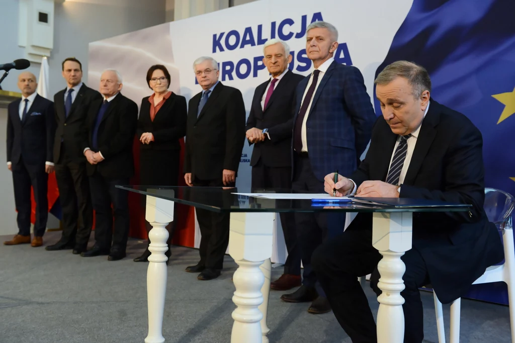 Byli premierzy i ministrowie spraw zagranicznych: Grzegorz Schetyna (P), Ewa Kopacz (5P), Jerzy Buzek (3P), Kazimierz Marcinkiewicz (L), Włodzimierz Cimoszewicz (4P), Leszek Miller (3L), Marek Belka (2P) i Radosław Sikorski (2L) Byli premierzy i ministrowie spraw zagranicznych: Grzegorz Schetyna (P), Ewa Kopacz (5P), Jerzy Buzek (3P), Kazimierz Marcinkiewicz (L), Włodzimierz Cimoszewicz (4P), Leszek Miller (3L), Marek Belka (2P) i Radosław Sikorski (2L)