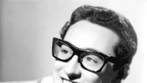 Wschodząca gwiazda rocka Buddy Holly, krótko po zakończeniu działalności w składzie The Crickets w listopadzie 1958 roku, zaplanował zimową trasę koncertową po Stanach Zjednoczonych "Winter Dance Party". Wkrótce ogłoszono, że muzyka będą wspierać Waylon Jennings, Tommy Allsup, Carl Bunch i Frankie Sardo. Na zdjęciu Buddy Holly.