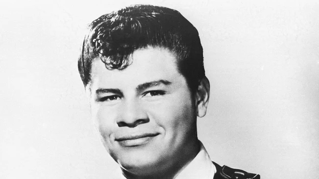 Niedługo później do koncertowego projektu dołączyli kolejni wykonawcy – znany z hitu "La Bamba" Ritchie Valens (na zdjęciu), J.P. Richardson oraz Dion Mucci z zespołem The Belmonts.