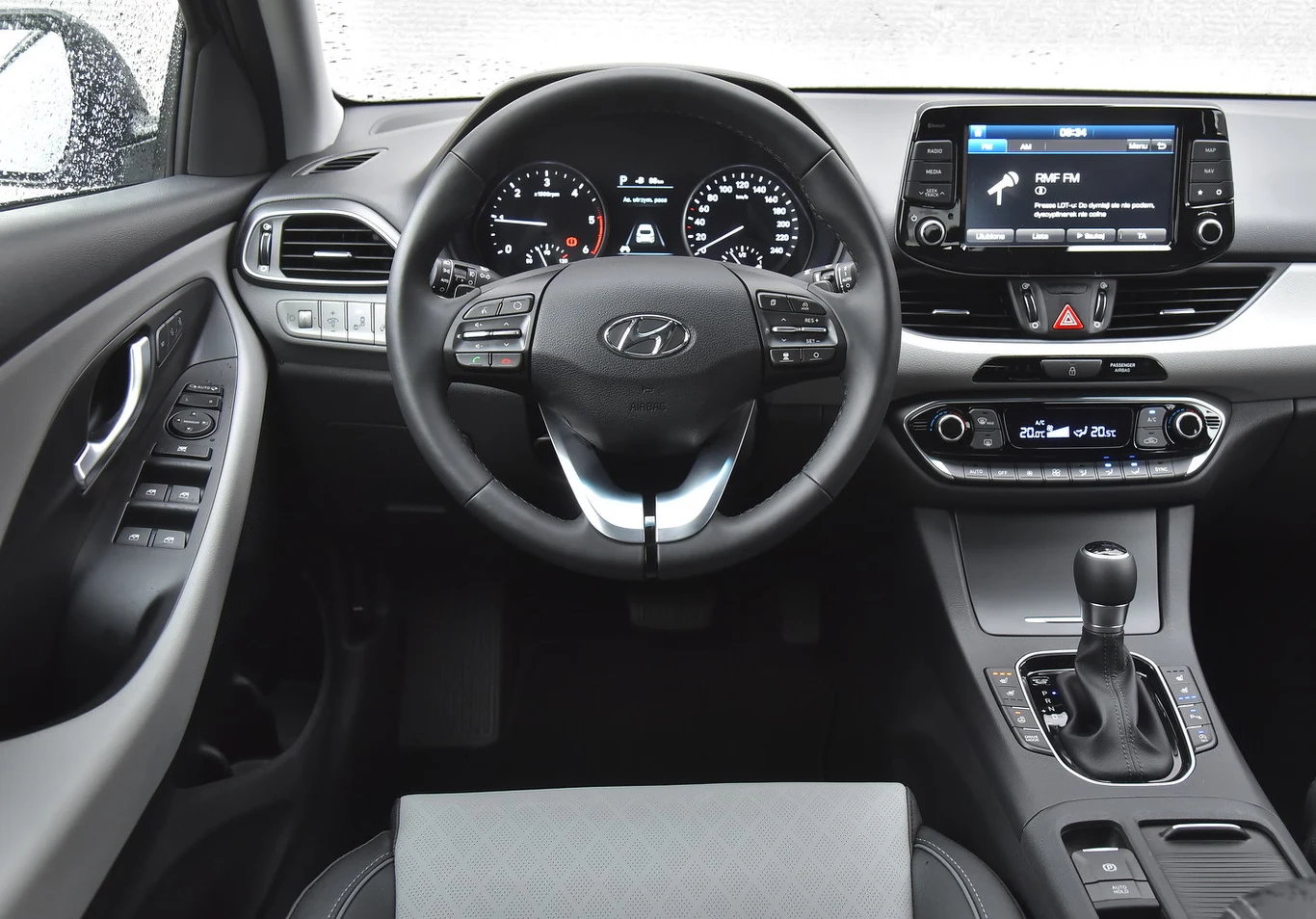 Kokpit nie rzuca na kolana designem, ale jest czytelny, funkcjonalny, ergonomiczny i porządnie wykonany.