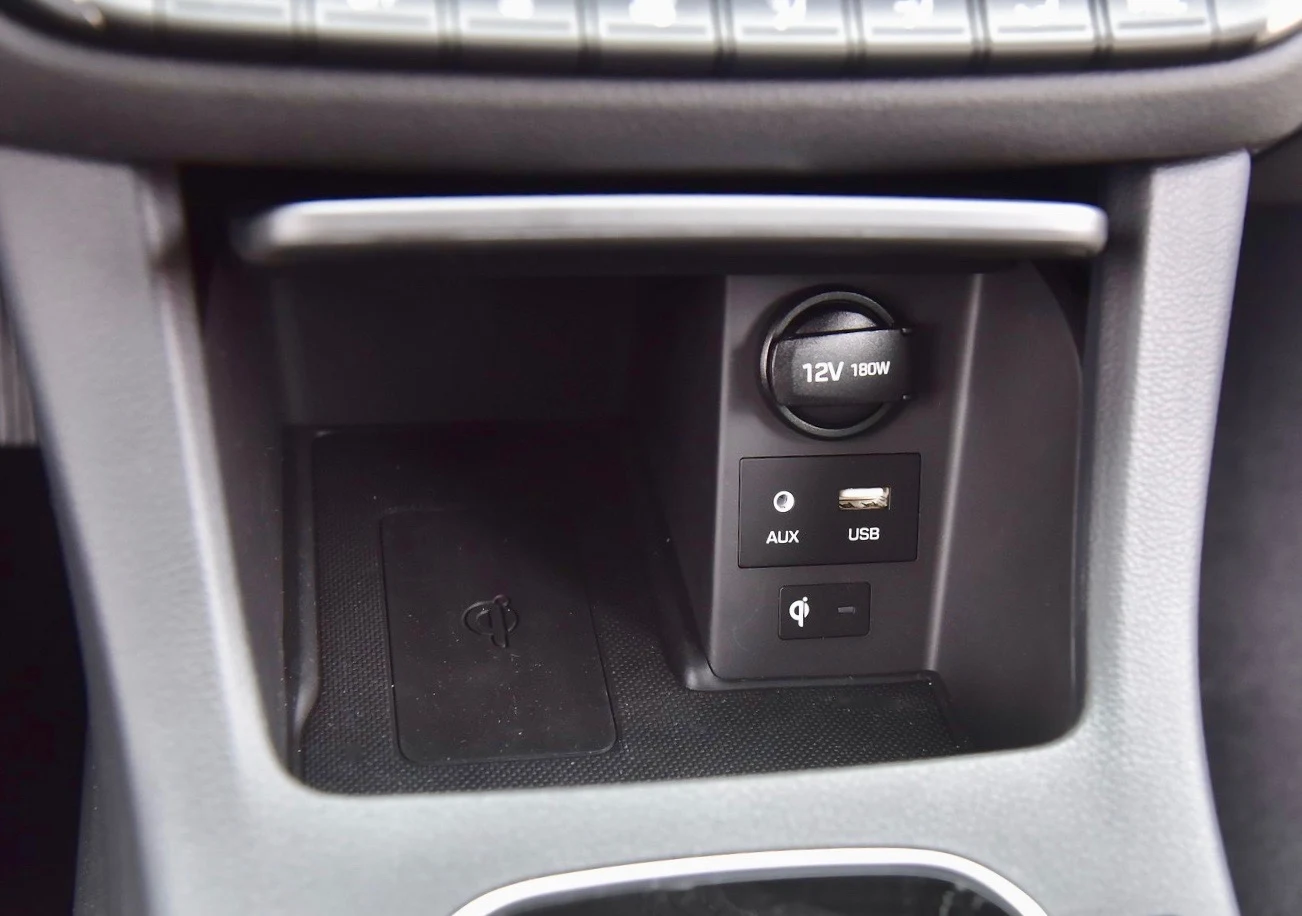 Ładowarka indukcyjna należy do wyposażenia seryjnego wersji Premium.