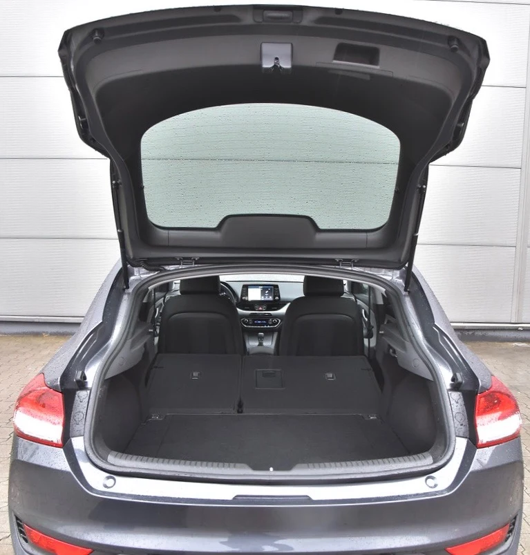 Dostęp do bagażnika przez dużą pokrywę byłby bardzo łatwy, gdyby nie próg załadunkowy położony na wysokości aż 80 cm.