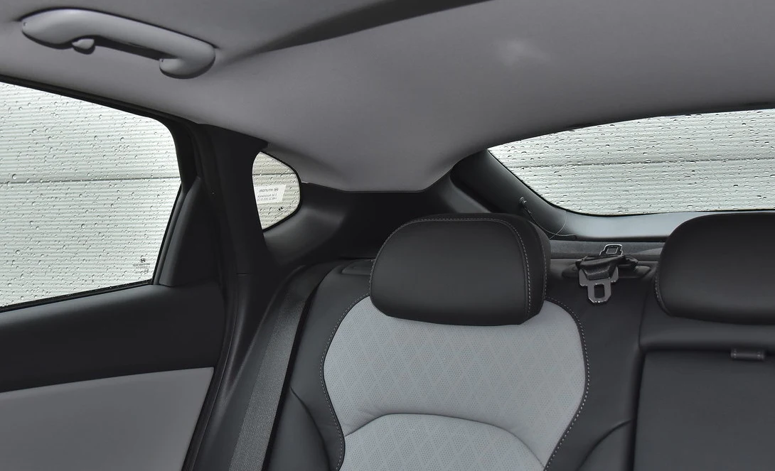 Masywne słupki wyraźnie ograniczają kierowcy Hyundaia widoczność w tył.