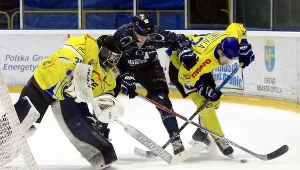 Zawodnicy PGE Orlika Opole Jarosław Nobis (L) i Łukasz Sznotala (P) oraz Szymon Marzec (C) z Automatyki Gdańsk