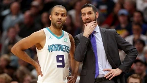  Tony Parker #9 z Charlotte Hornets i jego trener James Borrego