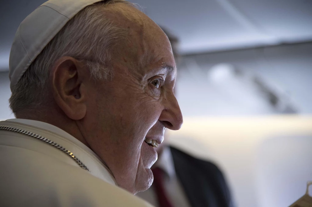 Papież Franciszek na podkładzie samolotu w drodze do ZEA Papież Franciszek na podkładzie samolotu w drodze do ZEA