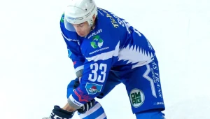 Jakub Szaur (L) dał prowadzenie Unii Oświęcim w meczu z Zagłębiem Sosnowiec