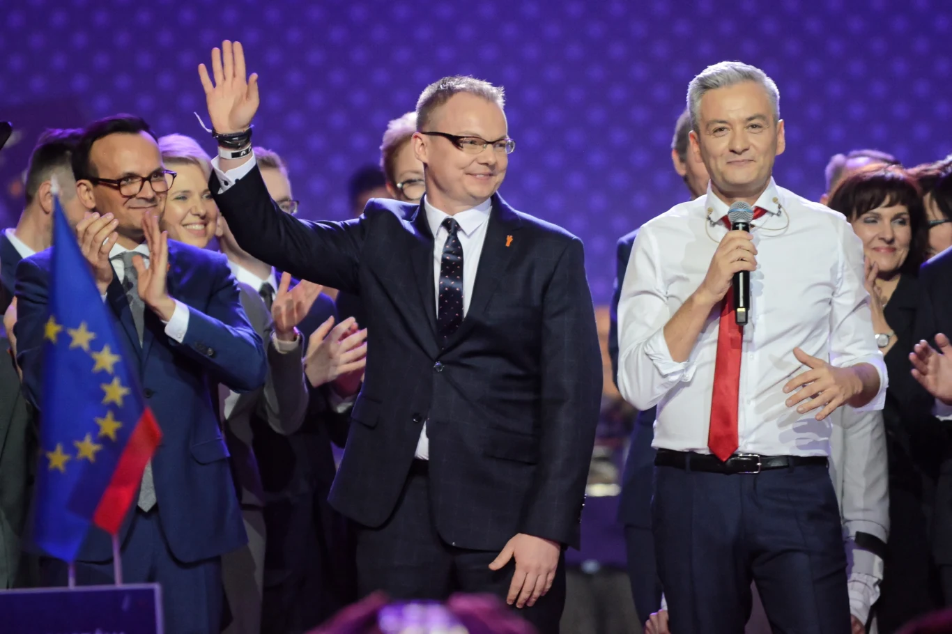  Burmistrz warszawskich Bielan Grzegorz Pietruczuk (C), który pomagał byłemu prezydentowi Słupska Robertowi Biedroniowi (L) w układaniu programu jego partii politycznej "Wiosna"
