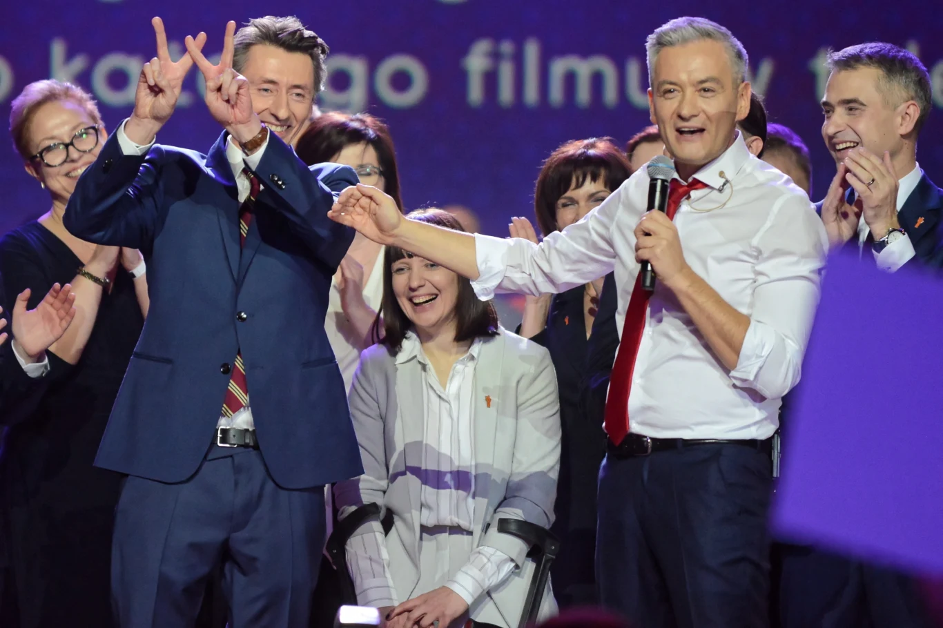 Ekspert ds. edukacji i szkolnictwa wyższego, profesor Maciej Gdula (L), który pomagał byłemu prezydentowi Słupska Robertowi Biedroniowi (P) w układaniu programu jego partii politycznej "Wiosna"