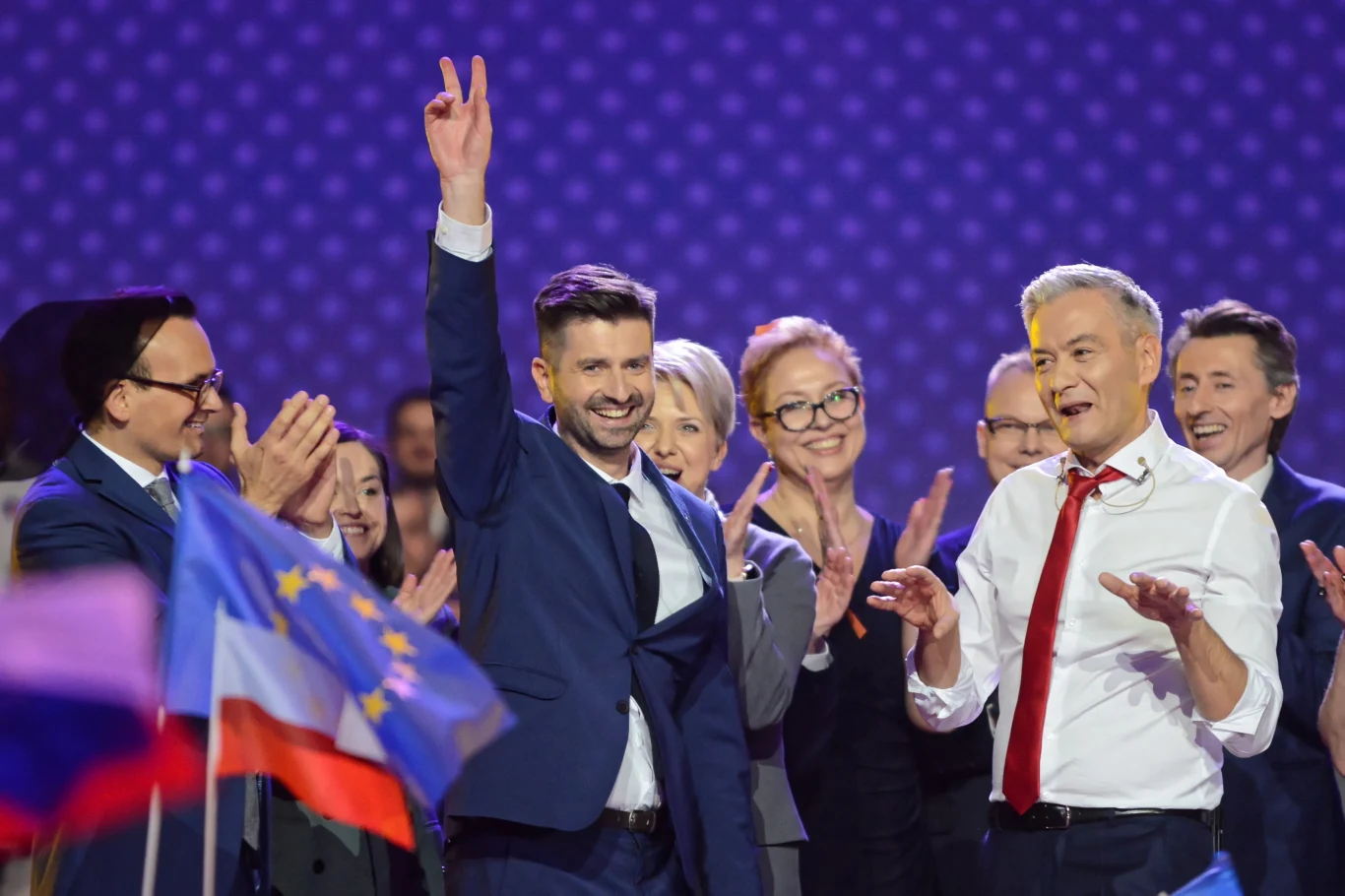  Były prezydent Słupska Robert Biedroń (C-P) wraz z partnerem, prawnikiem, dr Krzysztofem Śmiszkiem (C-L), który pomagał mu układaniu programu jego partii politycznej "Wiosna"