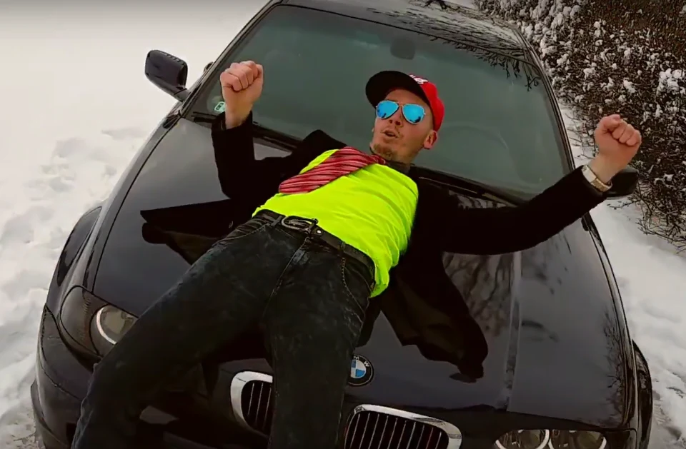 Kadr z wideo "Stare babki" Formacji Fenomen Kadr z wideo "Stare babki" Formacji Fenomen