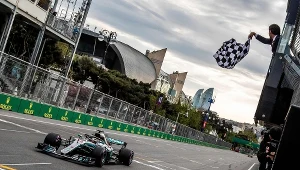 Lewis Hamilton wygrywa zeszłoroczne Grand Prix Azerbejdżamnu Formuły 1