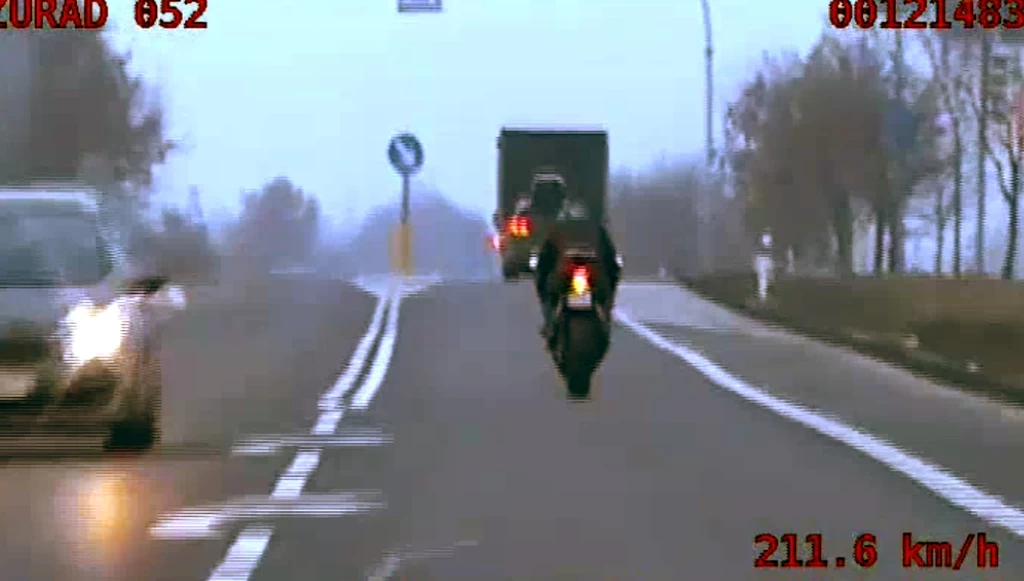 Zima się nie skończyła, a motocykliści już szaleją