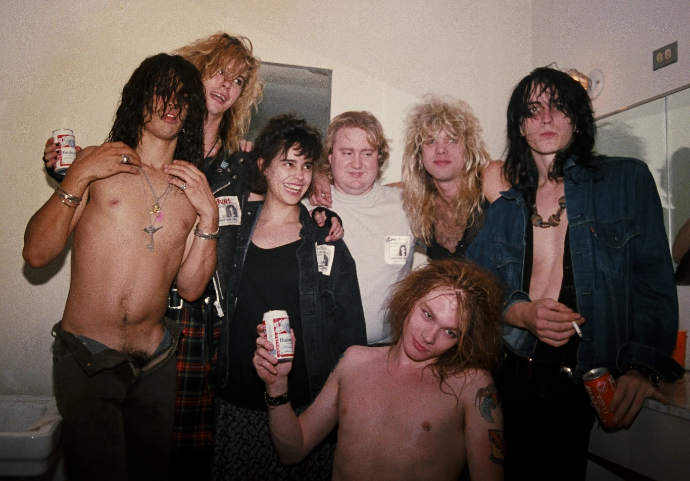 Z Guns N'Roses związał się niedługo po tym, kiedy jako zbuntowany dwudziestoletni punk wyjechał z rodzinnego Seattle i wylądował na ulicach Los Angeles, miasta rozpusty i rock'n'rolla. Odpowiedział na ogłoszenie tajemniczego Slasha i niespodziewanie dla samego siebie stał się częścią muzycznej legendy... 