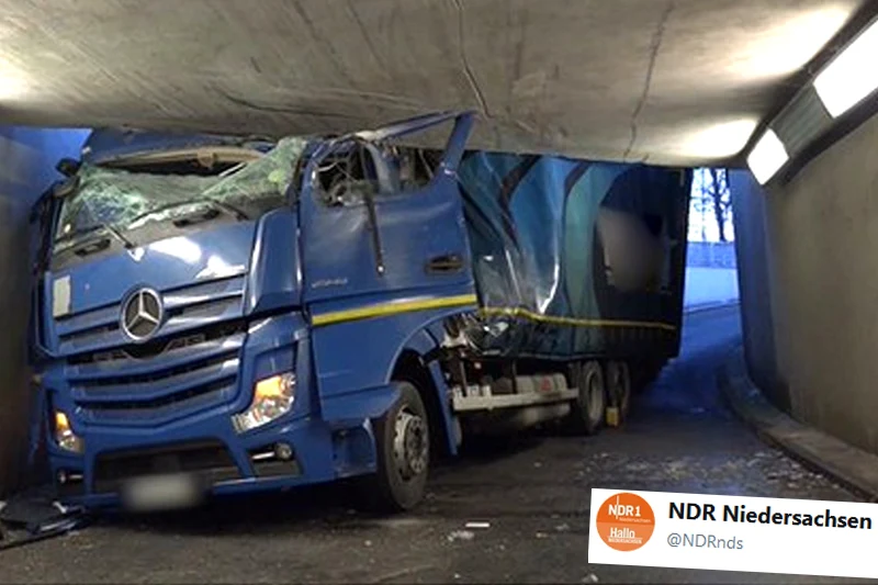 Samochód został kompletnie zniszczony, a kierowca - ranny Samochód został kompletnie zniszczony, a kierowca - ranny